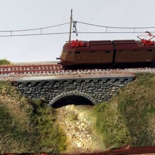 Modellismo - Diorama "il ponte" cm 46 x 22 con catenaria FS