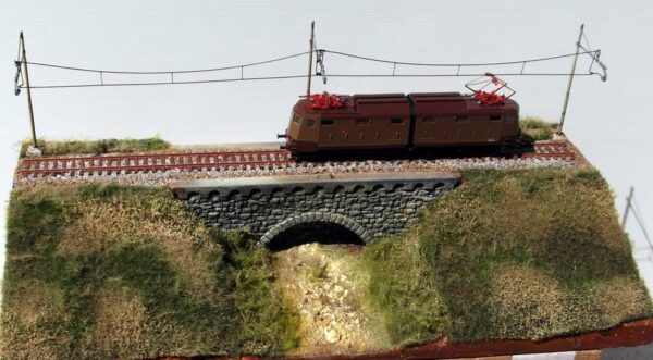 Modellismo - Diorama "il ponte" cm 46 x 22 con catenaria FS